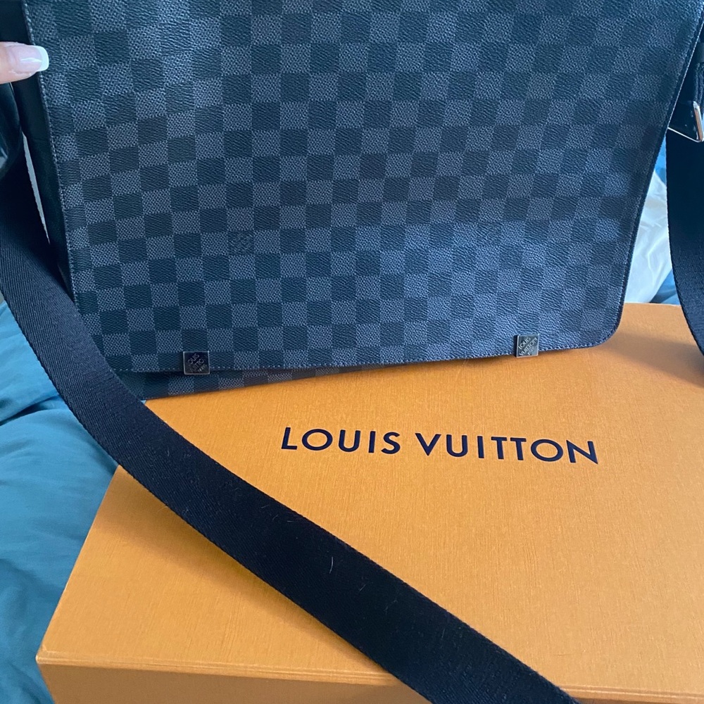 Louis Vuitton District GM messenger bag